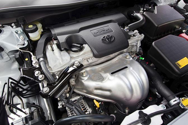 A picture of the Camry 2.5 V's engine bay and engine