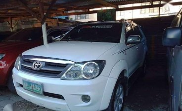 SELLING TOYOTA Fortuner white 2006