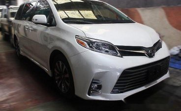 Selling White Toyota Sienna 2018 for sale