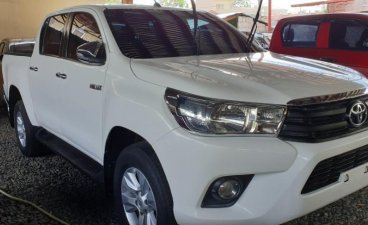 White Toyota Hilux 2016 at 10000 km for sale