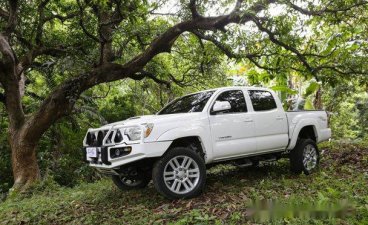 White Toyota Tacoma 2013 for sale in Quezon City 