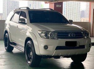 Sell White 2010 Toyota Fortuner Automatic Gasoline at 80000 km