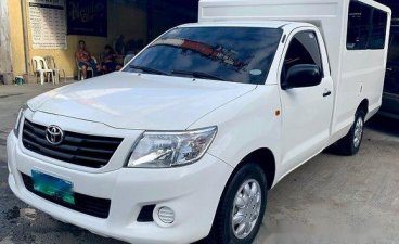 White Toyota Hilux 2012 at 70000 km for sale