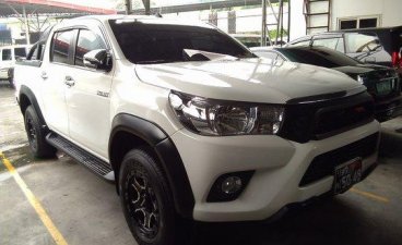 Selling White Toyota Hilux 2016 Automatic Gasoline