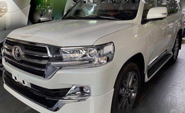 Selling White Toyota Land Cruiser 2019 Automatic Diesel