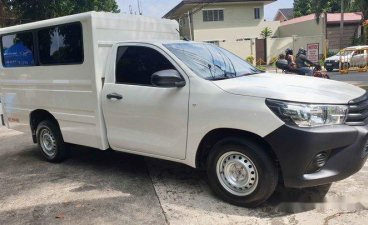 White Toyota Hilux 2016 at 32000 km for sale