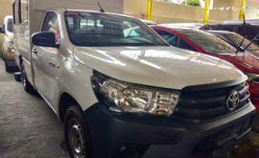 Selling White Toyota Hilux 2018 Manual Diesel 
