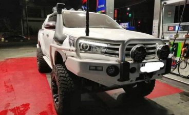White Toyota Hilux 2016 at 35000 km for sale  