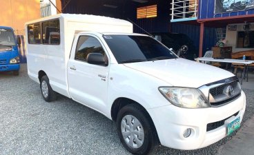 White Toyota Hilux 2009 for sale in Quezon City