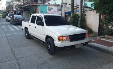 White Toyota Hilux 2009 for sale in Quezon City