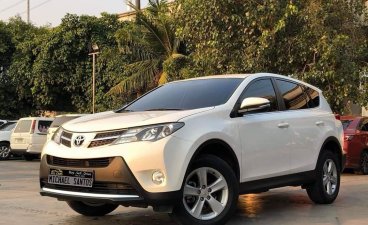 Selling White Toyota Rav4 in Manila