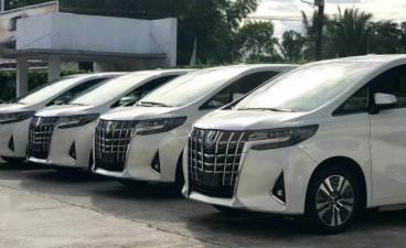Selling White Toyota Alphard in Quezon City