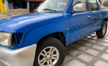 Sell Blue Toyota Hilux in Talavera
