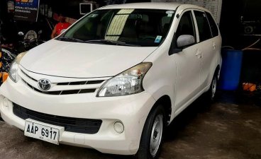 Selling White Toyota Avanza in Makati