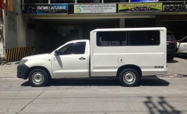 Selling White Toyota Hilux in Quezon City