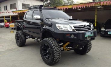 Selling Black Toyota Hilux 2012 in Mandaue