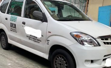 White Toyota Avanza 2011 for sale in Quezon