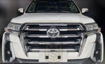 Selling White Toyota Land Cruiser 2021 in Makati