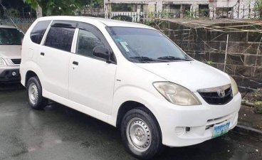Selling White Toyota Avanza 2010 in Quezon