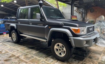 Grey Toyota Land Cruiser 2018 for sale in Manual