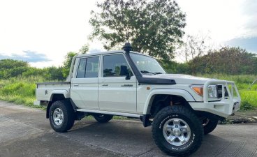 Selling White Toyota Land Cruiser 2020 in Muntinlupa