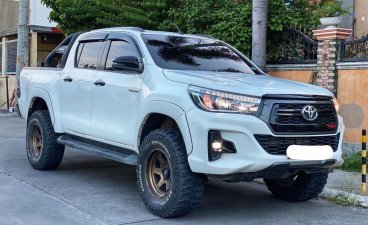 Selling White Toyota Hilux 2020 
