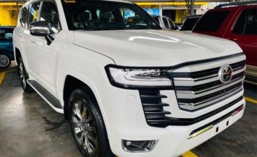Selling White Toyota Land Cruiser 2022 in Manila