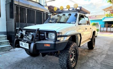 White Toyota Hilux 1999 for sale in Bacoor