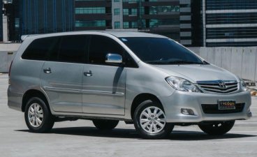 Selling Silver Toyota Innova 2010 in Pasig