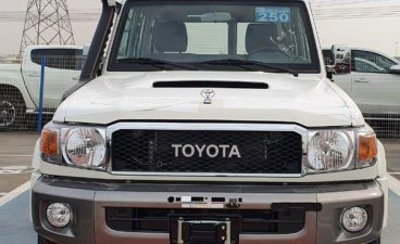 Selling White Toyota Land Cruiser 2022 in Makati