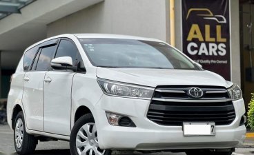 Selling White Toyota Innova 2017 in Makati