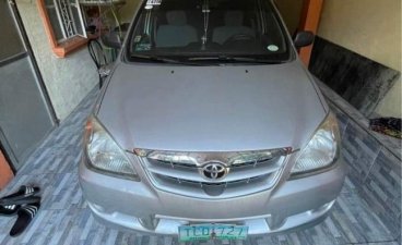 Selling White Toyota Avanza 2011 in Pasig