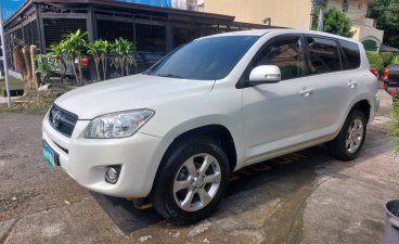 Selling White Toyota Rav4 2011 in Quezon City