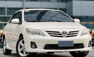 Selling White Toyota Altis 2013 in Makati