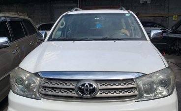 Selling White Toyota Fortuner 2010 in Quezon City