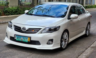 Selling White Toyota Altis 2013 in Marikina
