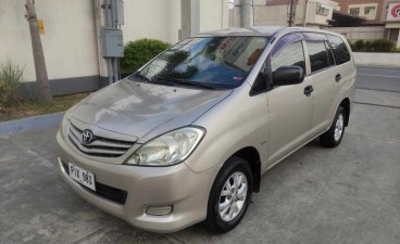 Selling White Toyota Innova 2011 in Taguig