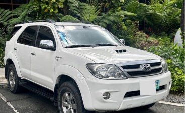 White Toyota Fortuner 2009 for sale in Makati