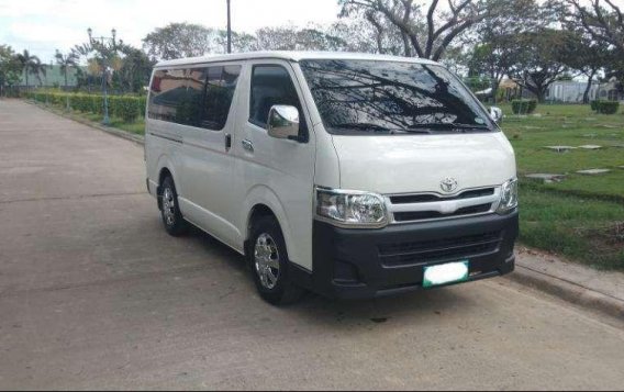Toyota HIACE Commuter 2014 diesel Almost Brand new-1