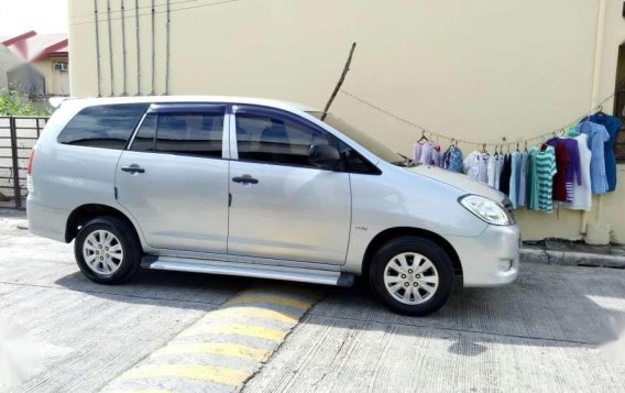 Selling Toyota Innova J 2010 model-2