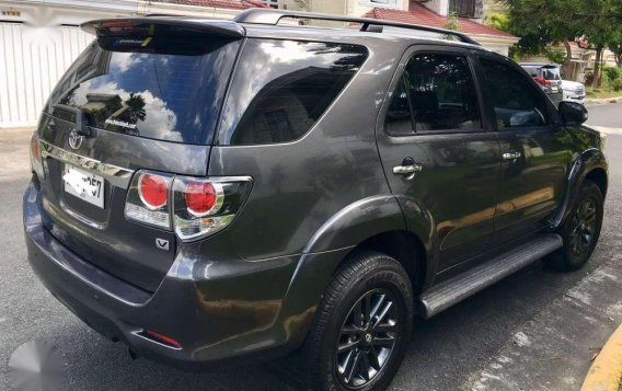 2015 Toyota Fortuner V Automatic Diesel Black Edition-4