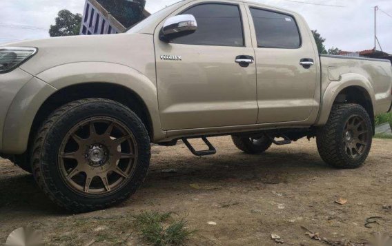 TOYOTA HILUX 4X2 MT 2013 model 2.5 engine displacement-8