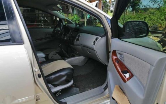 Toyota Innova E 2010 for sale-3