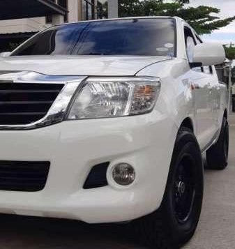 White Toyota Hilux 2012 for SALE-2