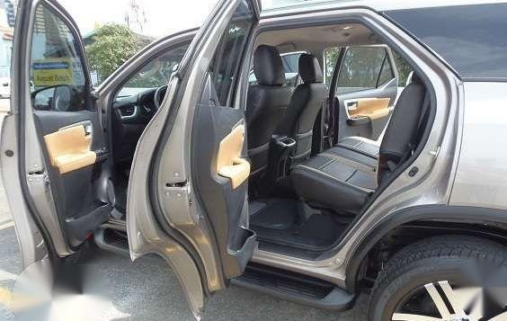 Almost New. Loaded. Toyota Fortuner G MT 2011-10