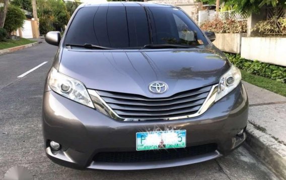Toyota Sienna 2011 XLE AT Captain Seats Top Line-1