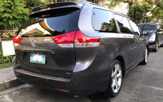 Toyota Sienna 2011 XLE AT Captain Seats Top Line-2