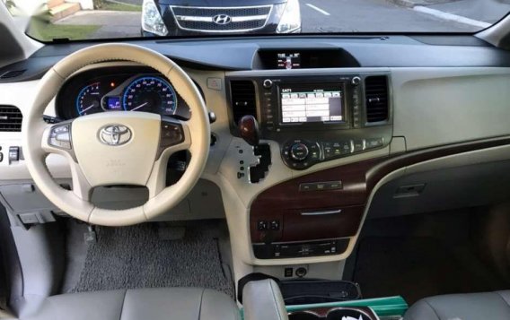 Toyota Sienna 2011 XLE AT Captain Seats Top Line-7