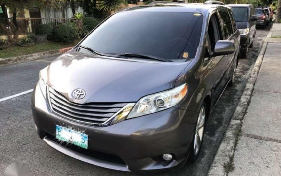 Toyota Sienna 2011 XLE AT Captain Seats Top Line-4