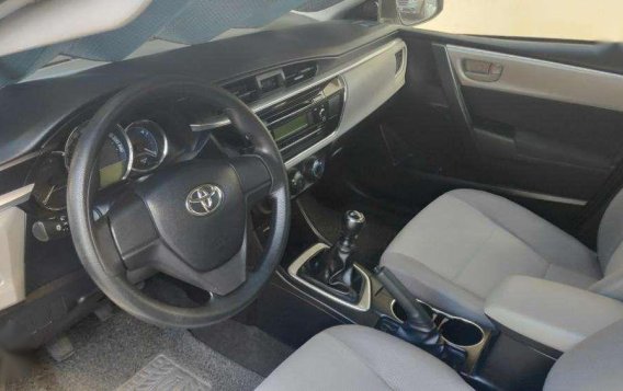 Toyota Corolla Altis E 1.6 Manual Dual VVTi 2015-6